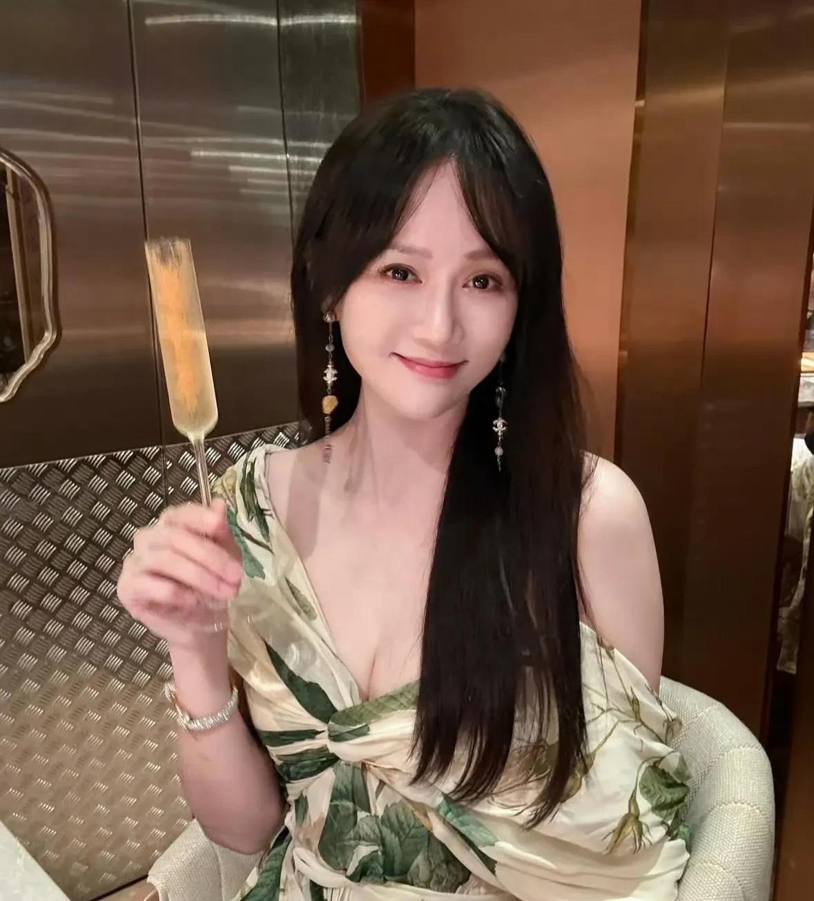 陈乔恩，怒了。5月11日，陈乔恩发文吐槽香港机场的地勤，表示对方态度很不好，很
