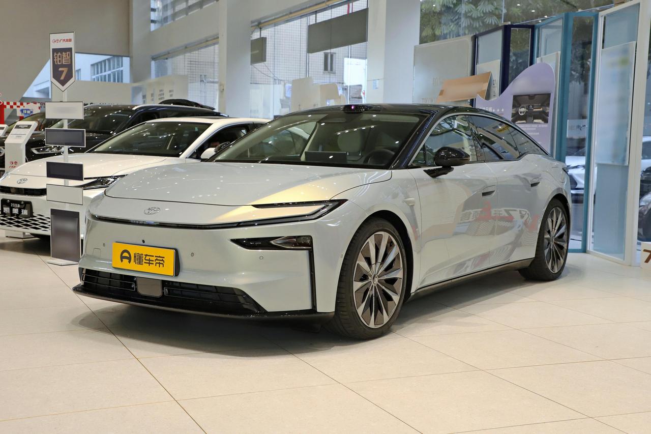 丰田确实被逼急眼了！铂智7限时14.78万起，搭鸿蒙座舱，还是中大型车丰田这回