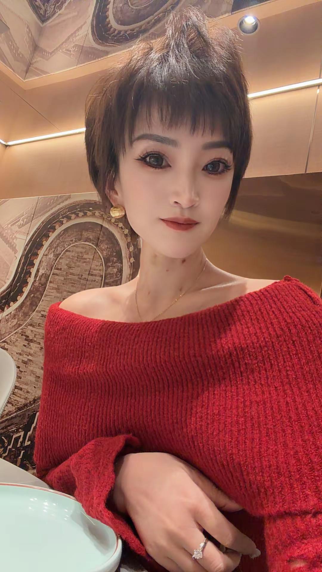 偏爱红色因为它够热烈够明媚够张扬够尖锐够穿透人海够独得青睐这是不会输