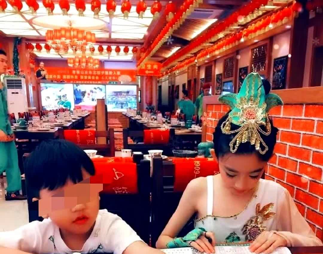 黄杨钿甜弟弟也被扒出来了。根据网友所扒出来的料来看，她父亲姓杨，母亲姓司