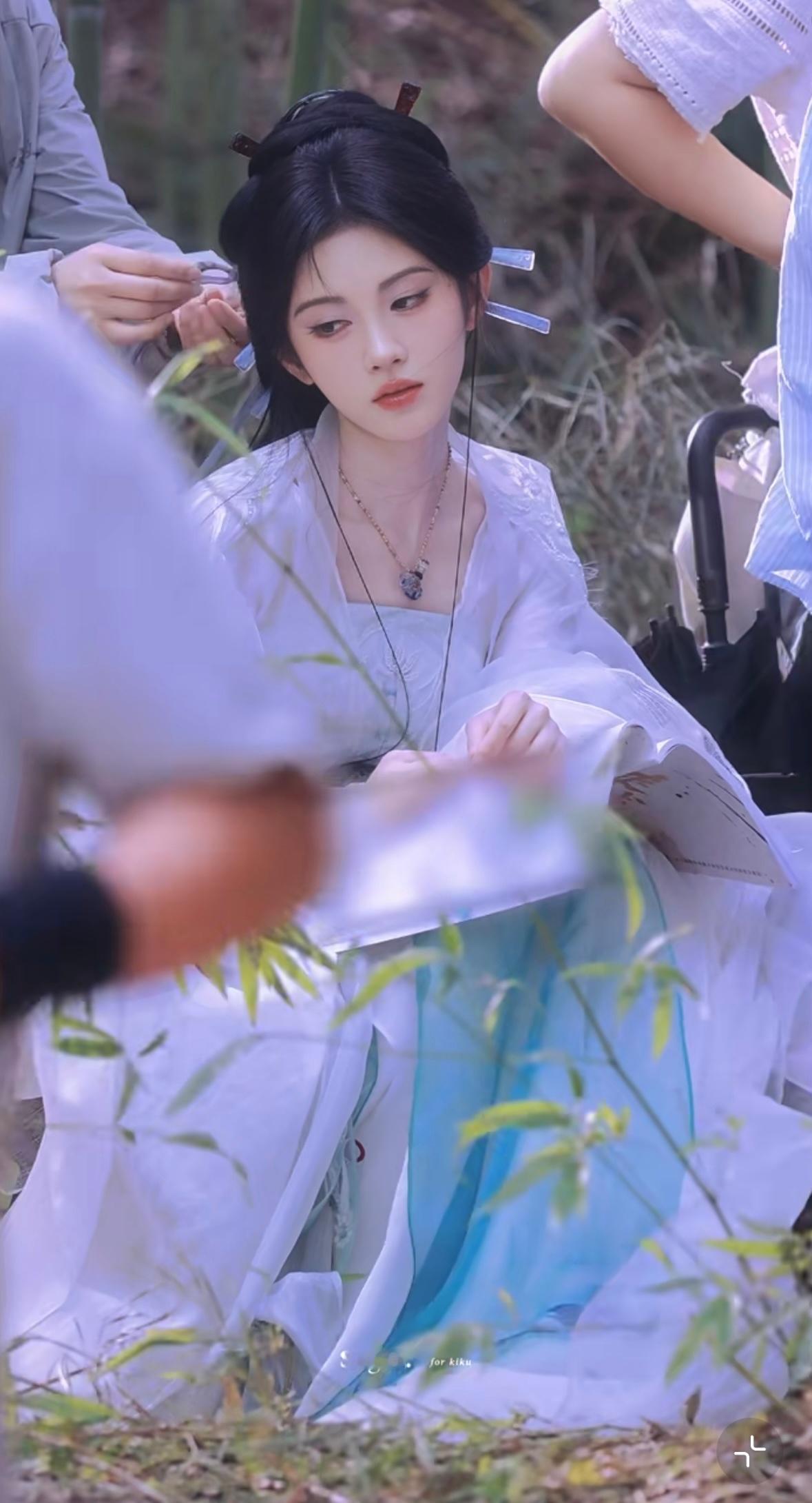 鞠婧祎神女塑崛起素绡裁就流云色，玉魄凝成皓雪身​​​
