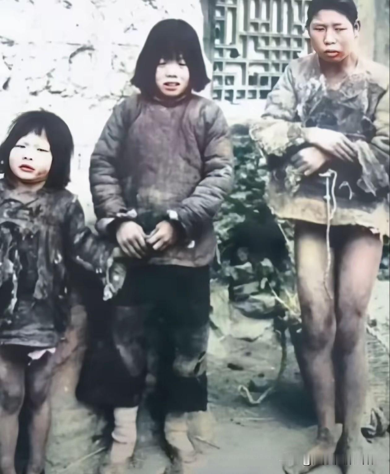 这是一张中华民国时期的老照片，大概是民国28年左右！图上的男人和小女孩连裤子