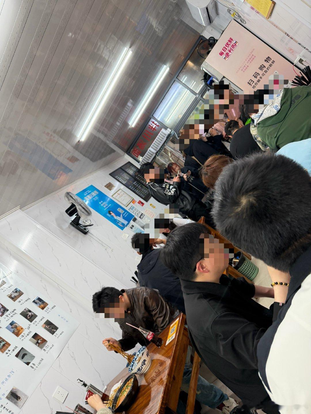 恰饭恰饭这顿恰自己的阿咪面馆晚上6:30去的等了一个小时才吃上无限翻台门口全是排