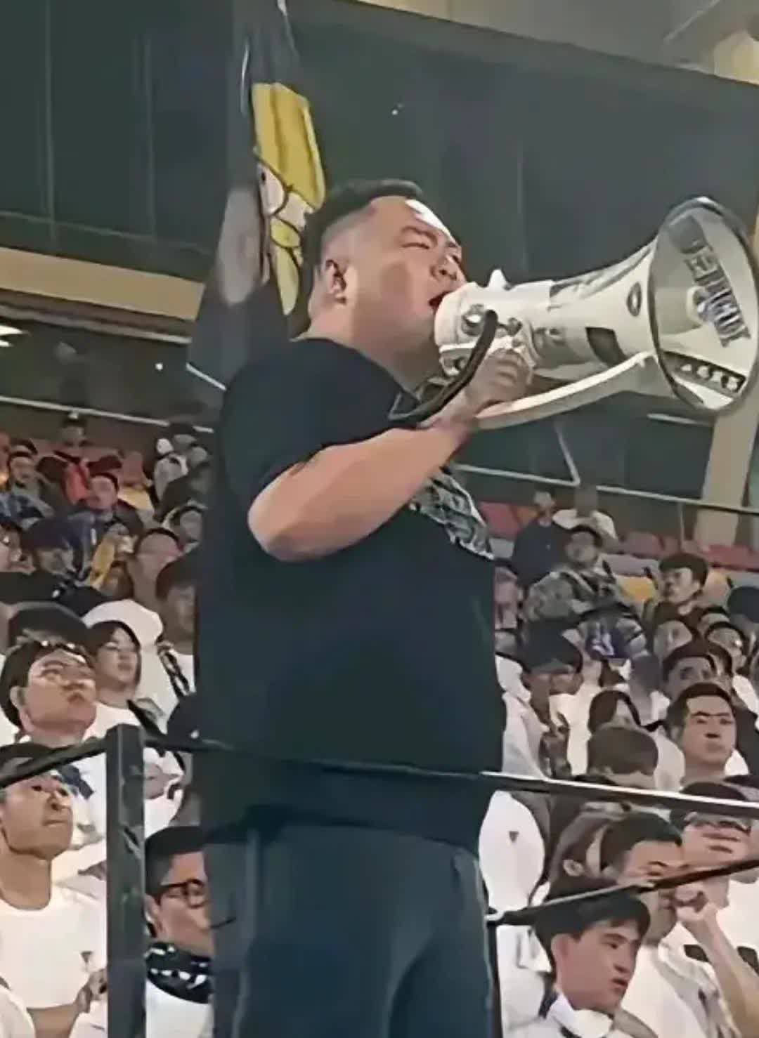 全国球迷都记住韦世豪了。确实突破了做人的底线，这种侮辱法也算是垃圾球迷的