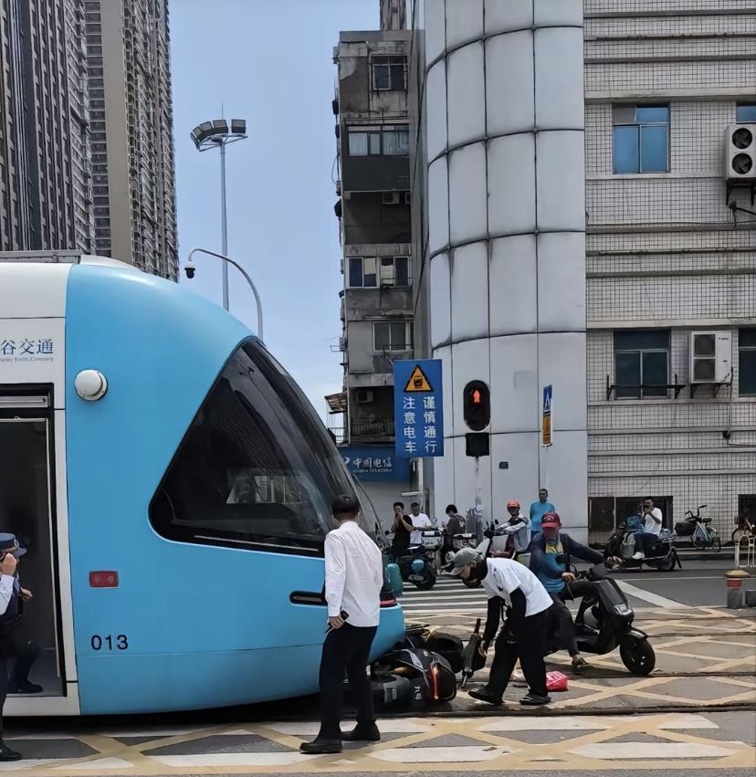 骑手群已经传疯了，这位外卖小哥这回真摊上事儿了！6月30日(发布)湖北武汉保利花