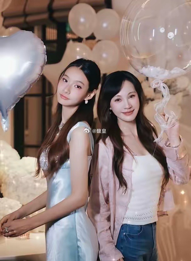 杨雪为女儿庆祝生日，母女同框画面温馨，女儿完美地继承了妈妈的长相。​​​