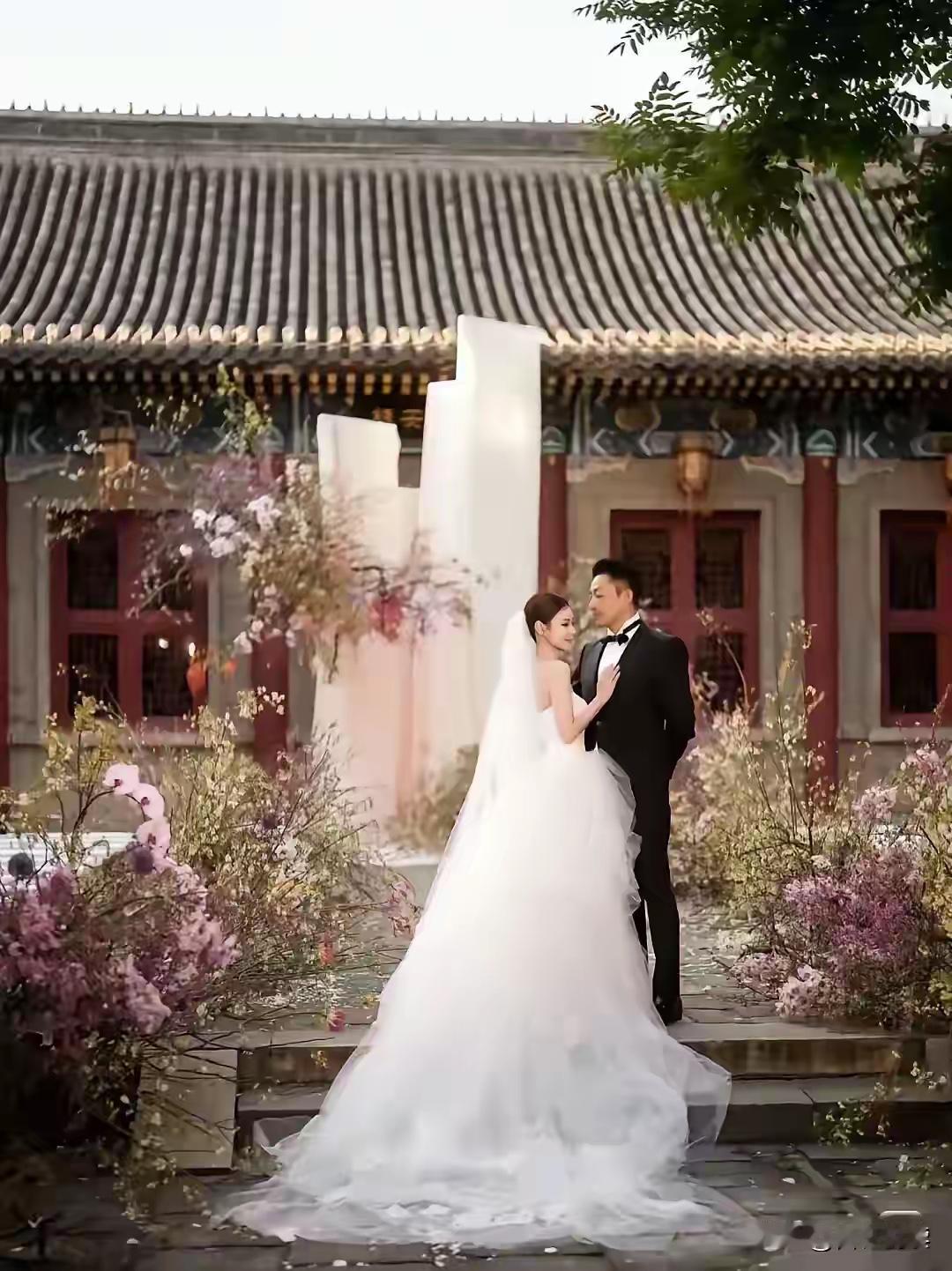 小菲现在变得特别清醒了，再婚了，婚房买在北京，安家在北京了。这才是最正确的选择，