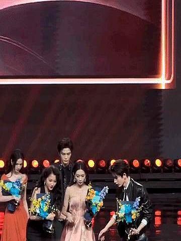 白鹿张凌赫剧宣期粘成连体婴，微博之夜却隔三个座位零互动！你还记得剧播时他俩跑1