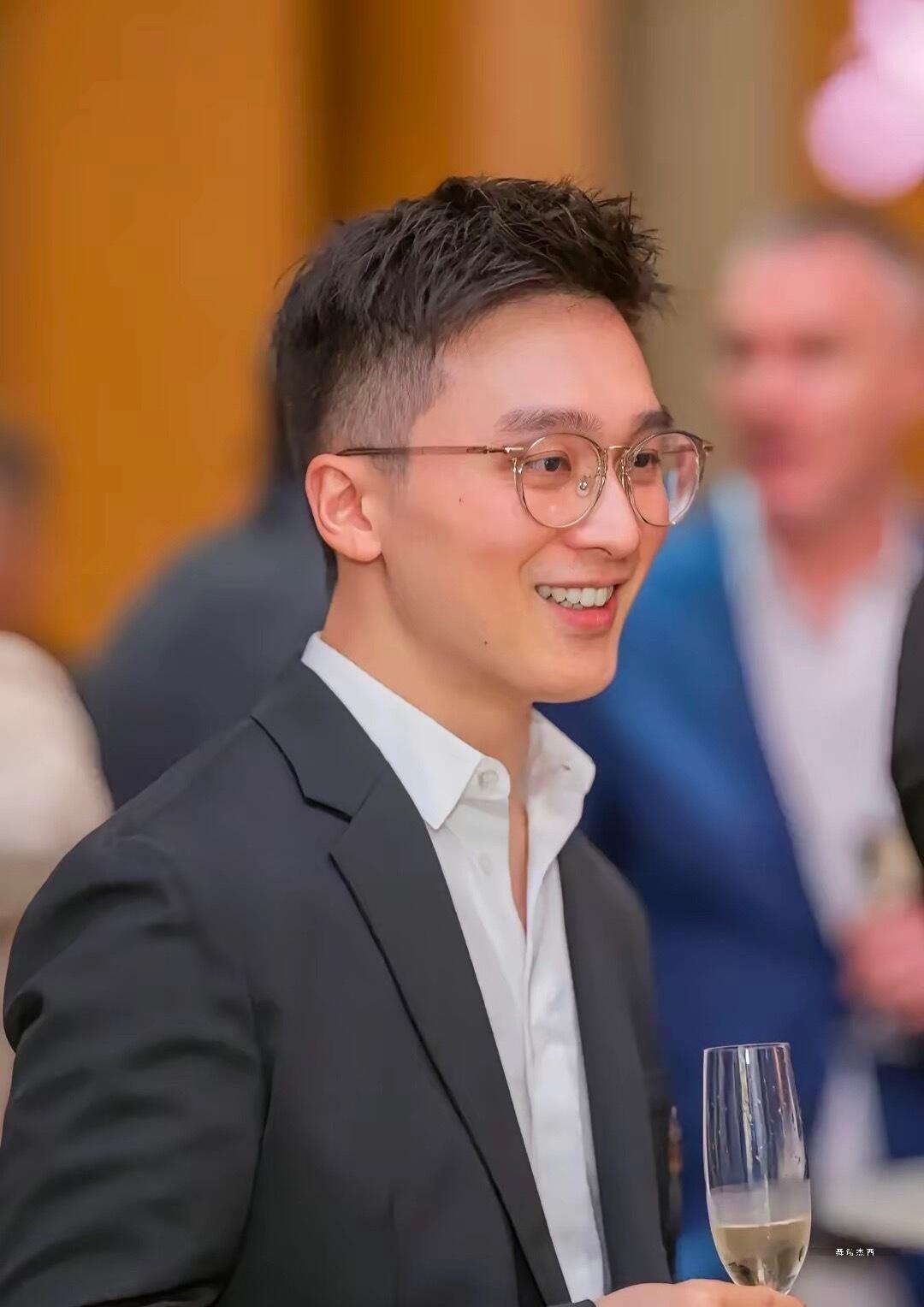刘嘉玲的侄子刘兆恩，真的长了一张豪门贵公子脸！个子高大，斯文内敛帅还在其次最
