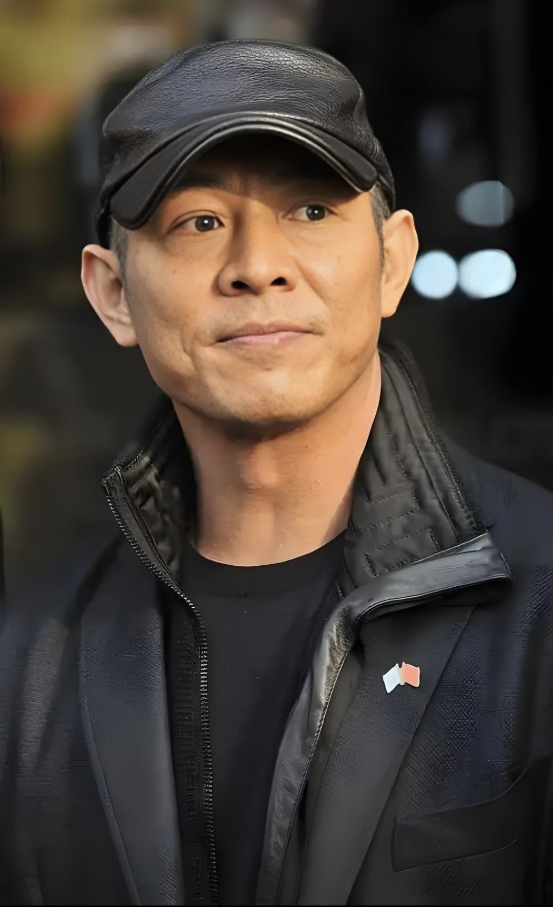 功夫巨星李连杰，在深圳观澜湖有一栋独栋别墅，紧邻世界级高尔夫球场。房屋面积七百多平，配套大花园，安保