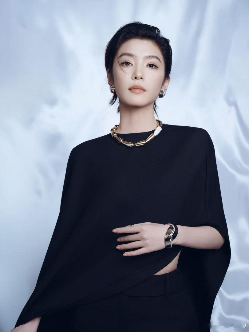 李云霄短发今日解锁全新造型，将“不设限”付诸具象改变。褪去长发自带的温婉感，增添