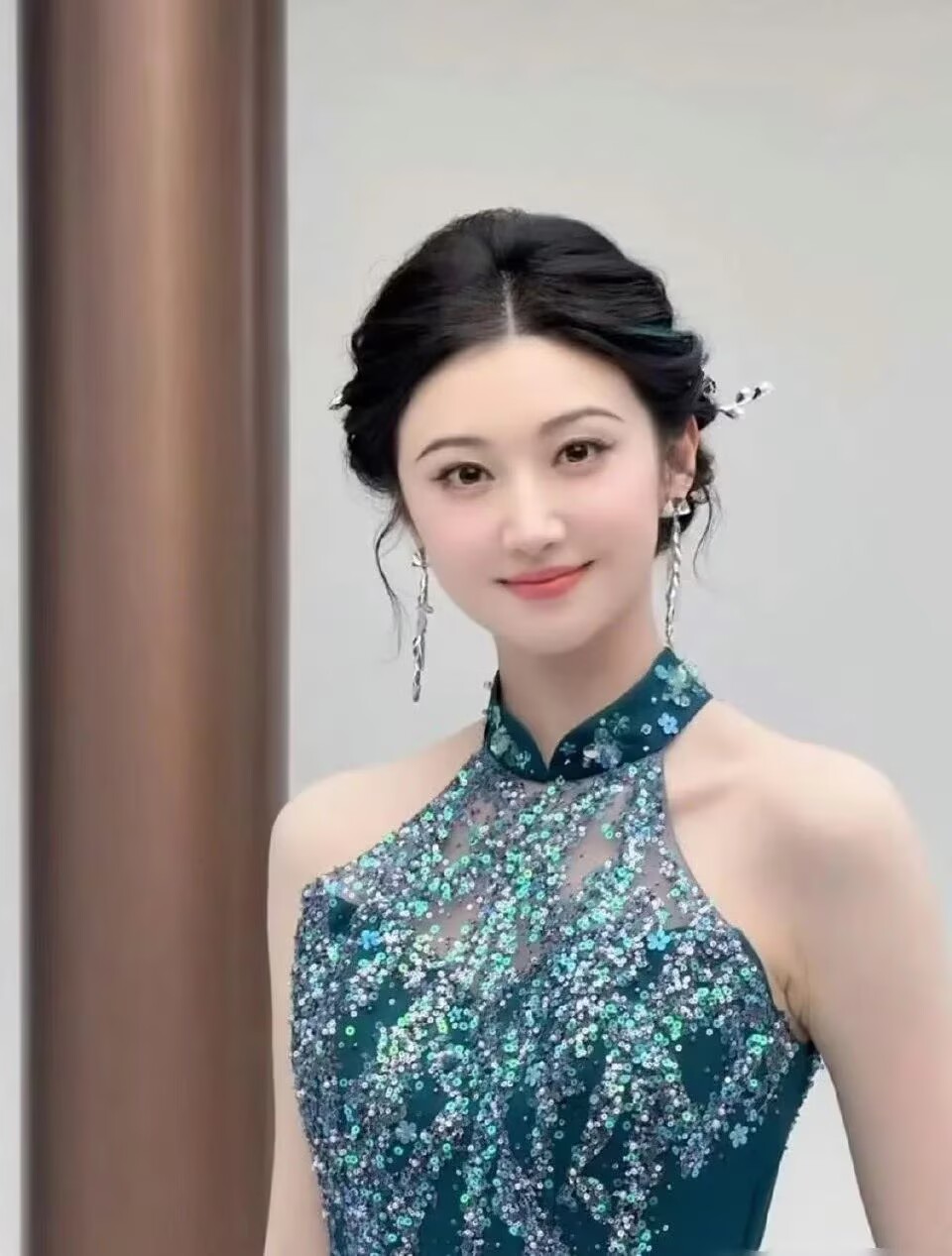 景甜真没有辜负人间富贵花这个称号，今年都37了，保养的还这么好，皮肤白到比身后的