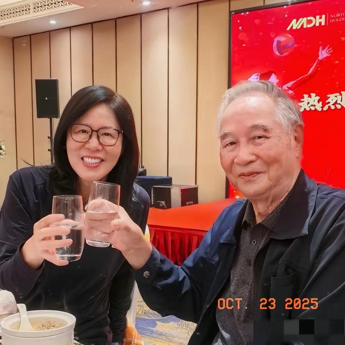 郎平最近去重庆,看望了前女排主教练邓若曾和他太太。看到这消息我心里又感动又感慨,