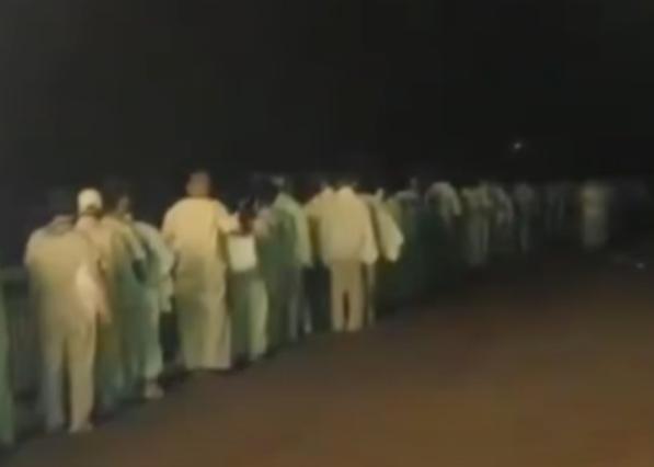 “这也太吓人了吧？”广州花都，一居民凌晨四点起夜，看到窗外一列白衣服人，约有超5