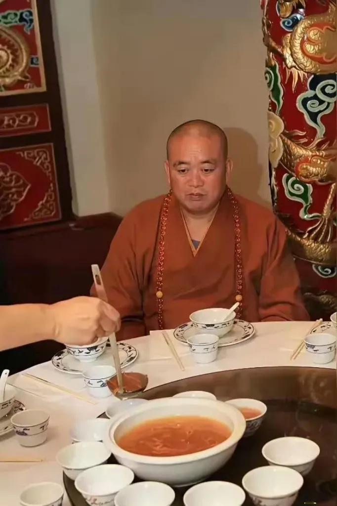我承认看到这张图我笑了！释永信在陪同来客就餐时，看到清淡的南瓜汤，表情扭曲，迟