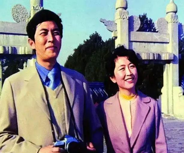 1990年除夕夜，唐国强的妻子洗完澡化完妆，穿上一身新衣，用一根绳子结束了自己的