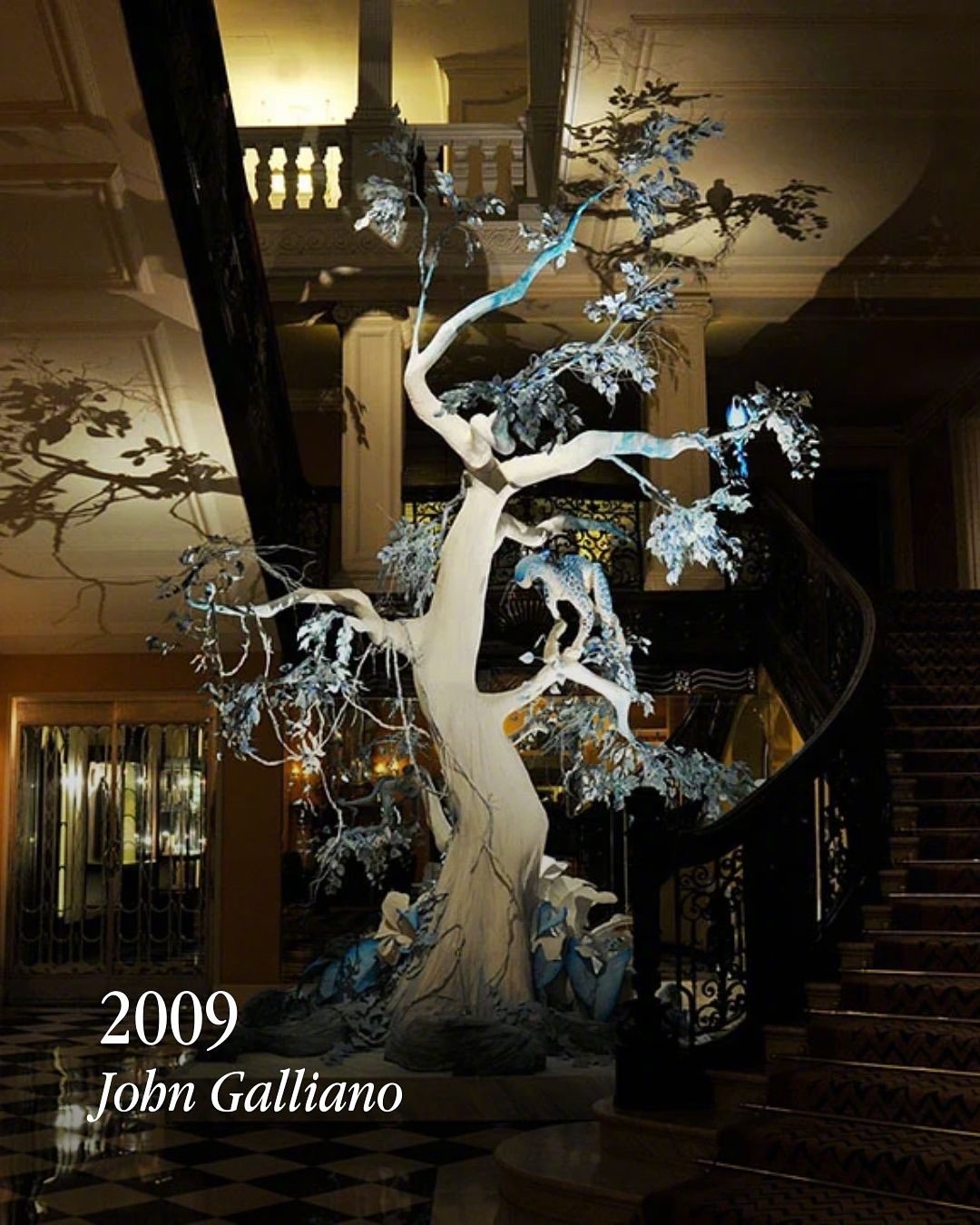 被评为英国最佳奢华酒店的克拉里奇酒店Claridge’s，以其标志性的圣诞树🎄