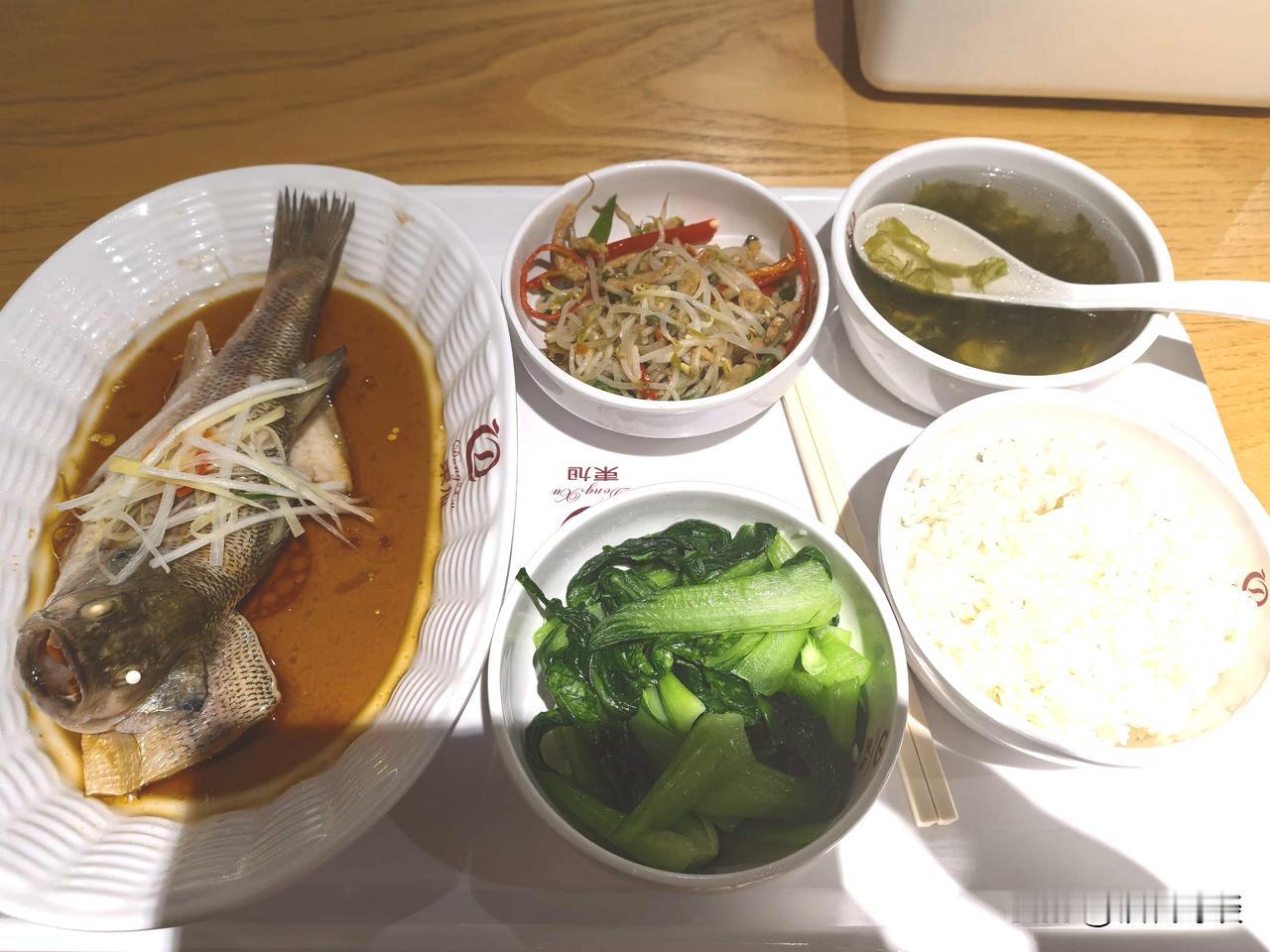 广州小鹏的工作餐真让人羡慕啊，在汽车行业里应该是第一梯队了吧。有网友在朋友圈