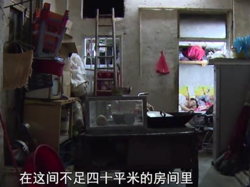 广东汕头一间40平米的老旧出租屋里，上演着令人唏嘘的现实困局。男子陈锡良因小
