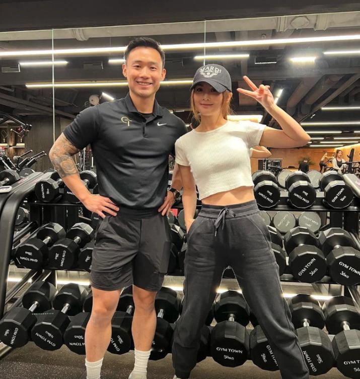 4月28日，43岁阿Sa闪婚小10岁教练，婚后老公首度露脸，未婚先孕无压力！笑称