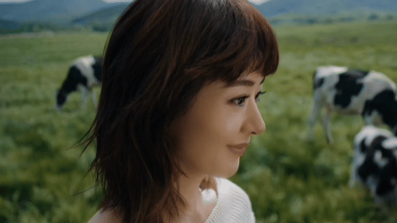 3月23日，赵丽颖不在内娱，在草原！听赵丽颖在草原上慢慢说着“不用太着急”，突