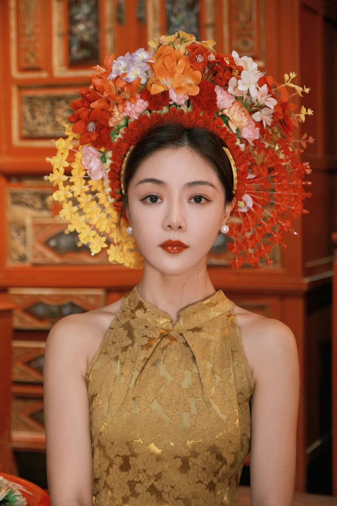 邓家佳金旗袍簪花图，邓家佳金旗袍簪花造型太惊艳了！传统元素让她美得很出众​​​