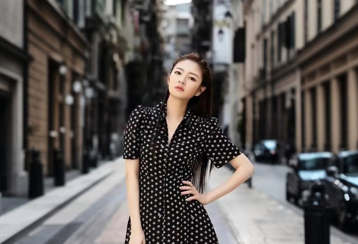 台媒谈安以轩的近况！离婚后的安以轩相当忙碌，同一天先是带着两个孩子去看医生。