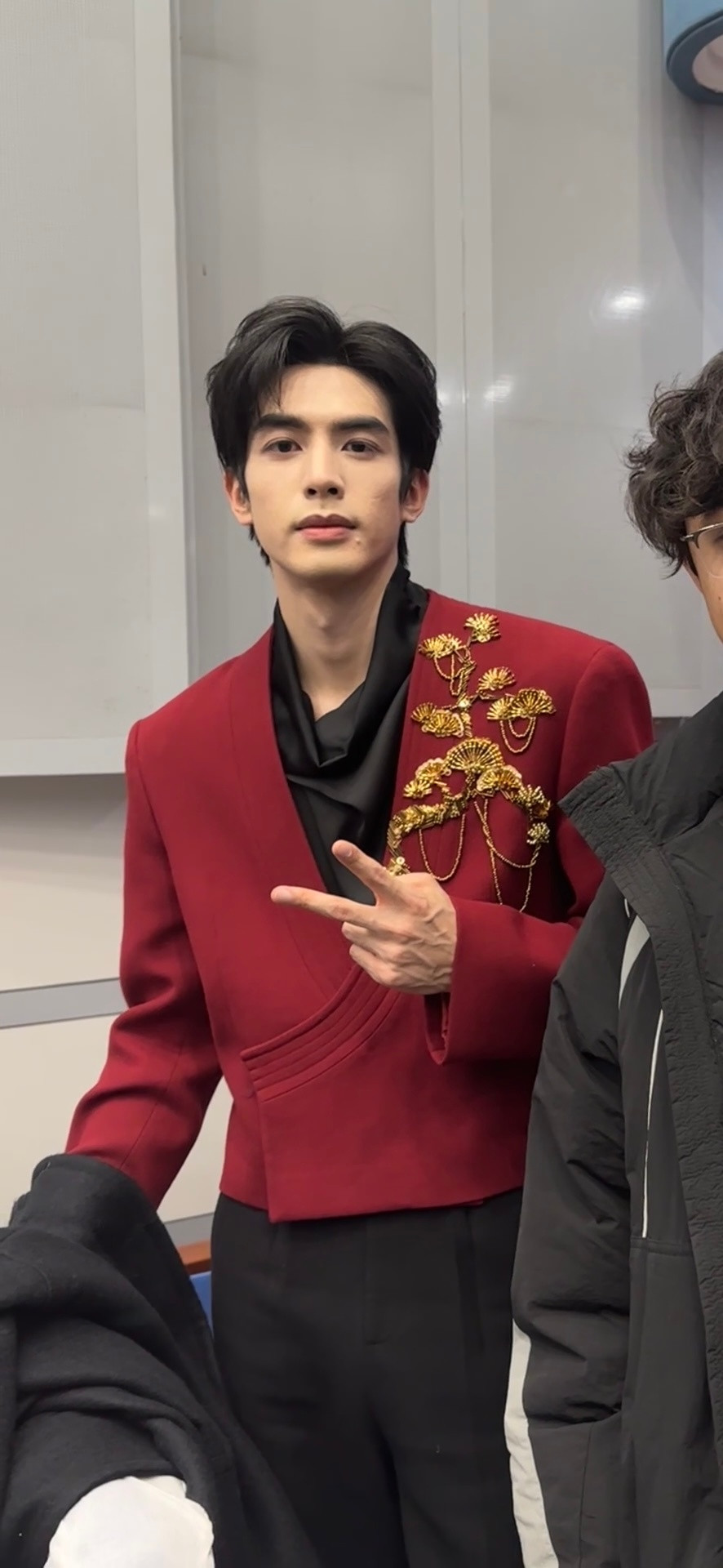 保密协议到期了？我们至今未知有多人在春晚后台抓到了宋威龙合照宋威龙春晚后台合照