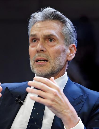 荷兰现在在美国的教唆下，已经吃了大亏！说白了，荷兰想要研究光刻机，但是它的核心材