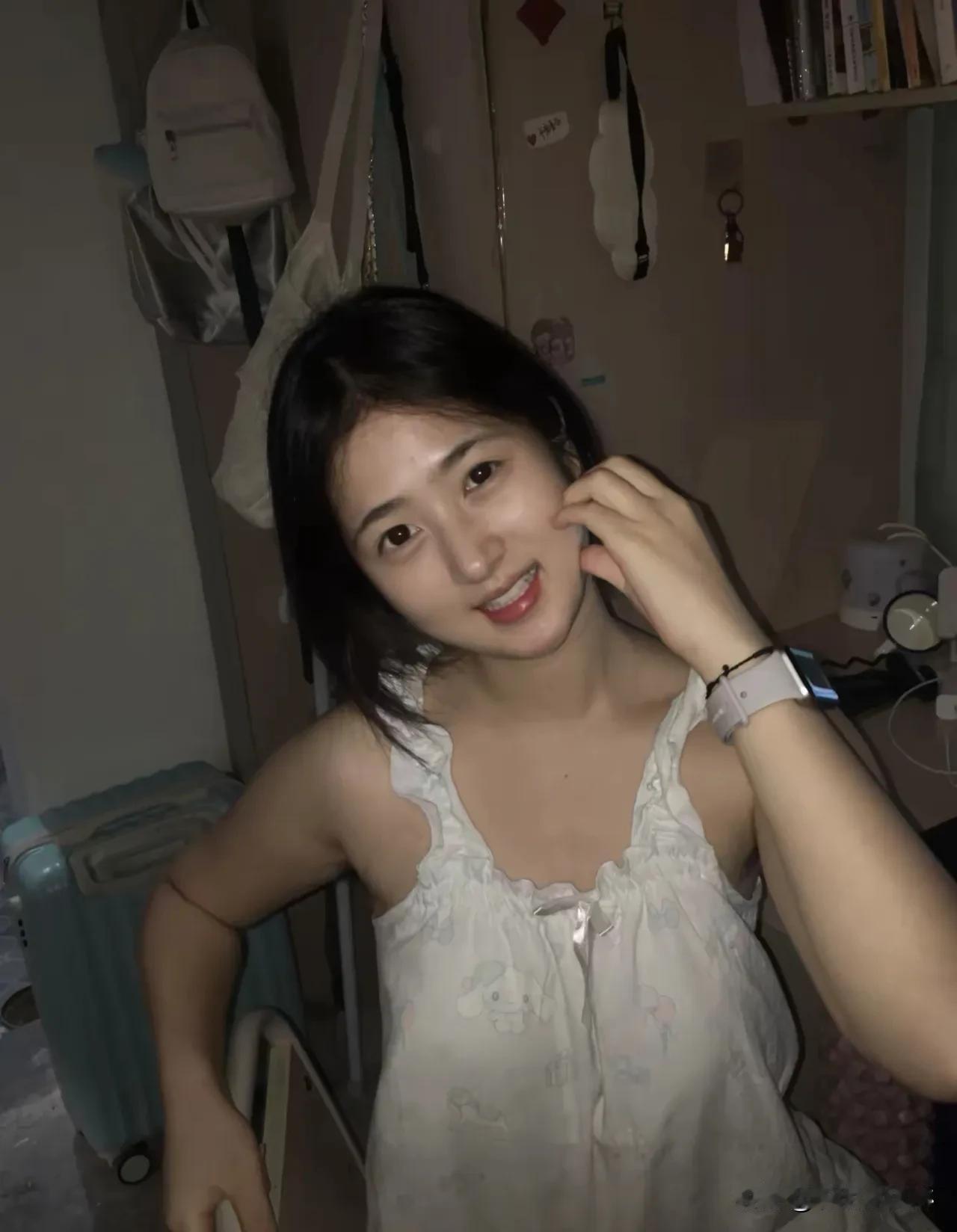 清晨的阳光，融化了少女的慵懒；校服裙摆，藏着青春的悸动；指尖滑过琴弦