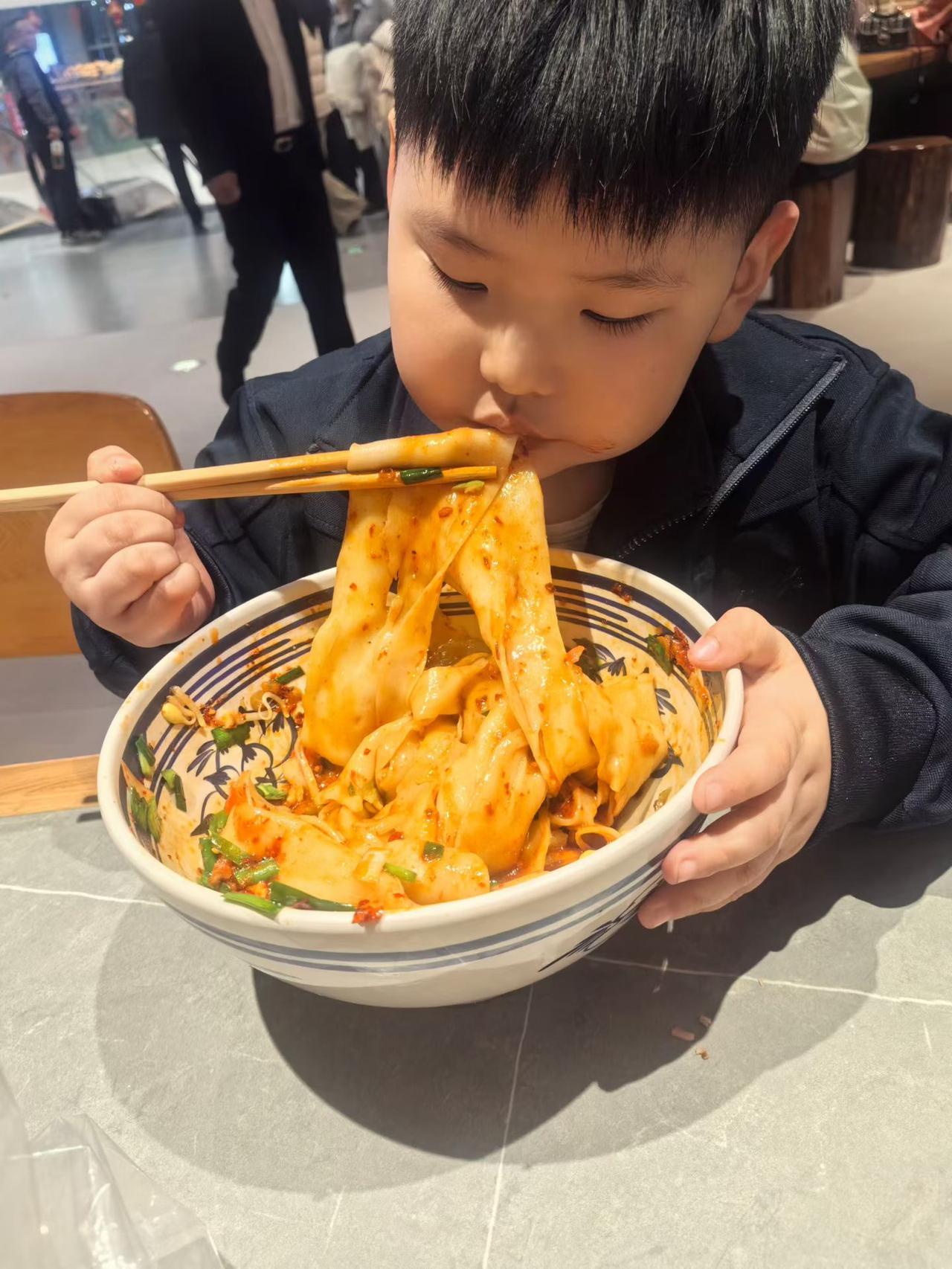 有点小贵！今天媳妇中午没有做饭，带着儿子去外面吃，儿子嚷着要吃面，可能是过年时肉