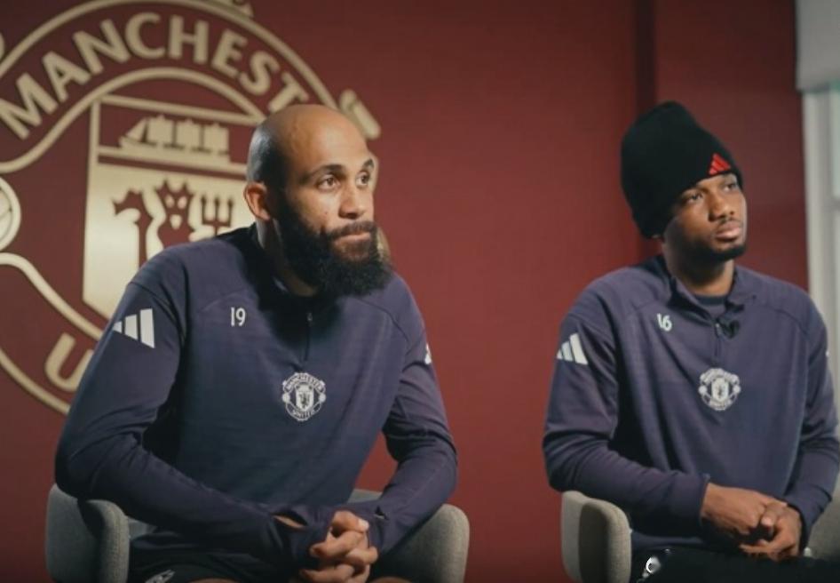 曼联球员姆伯莫和阿玛德共同接受天空好体育采访，两人均表示，随曼联在未来两年夺得英