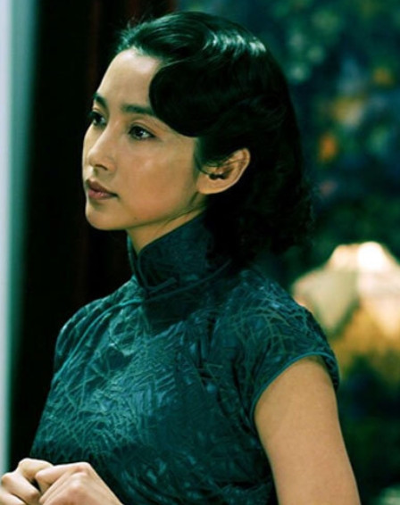 2009年，李冰冰凭借一部《风声》，拿下金马奖影后，当时可是力压周迅，可是后来李