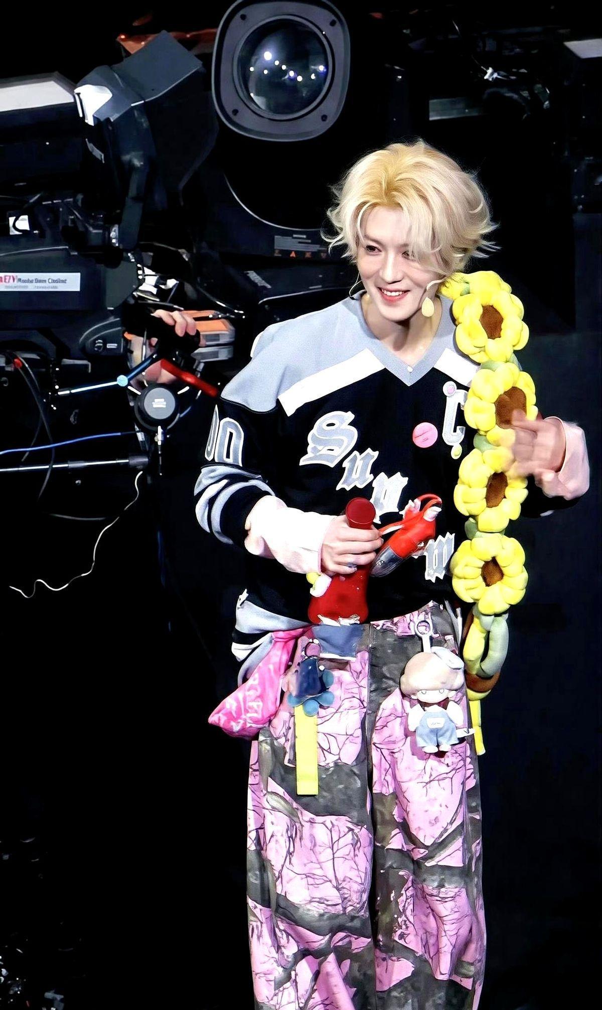 鹿晗的黄毛，不是叛逆，是精准狙击。2014年他顶着一头金发回国，热搜崩了，经纪