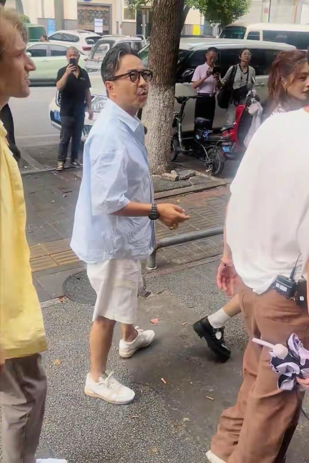 汪涵才51岁啊，看着就已经好憔悴了，胡须白了