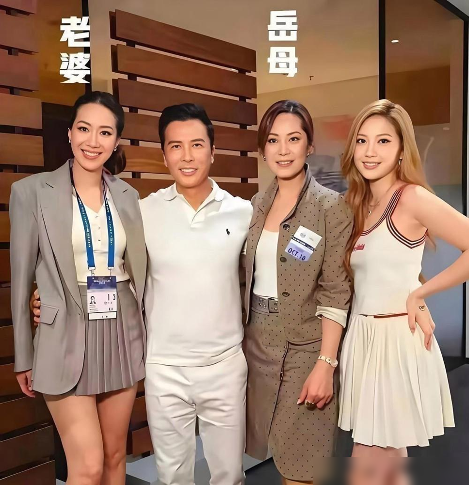 62岁的甄子丹，站在68岁的岳母旁边，看着比人家还老几岁。这画面一出来，评论区直接炸了。徐莉君，19