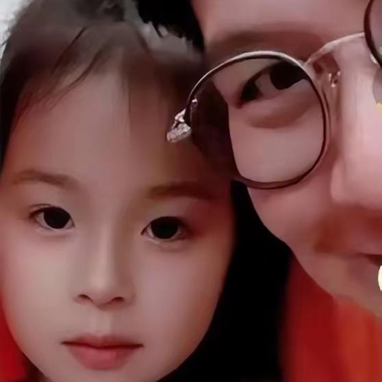 郭晶晶的大女儿霍中妍越来越好看了，长相清秀，脸型圆润，眼睛又亮又有神。媒体
