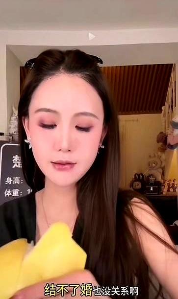 楚玲不逼婚了。跟赖文峰处三年，儿子刚满一岁，之前直播晒婚戒催领证，男方没动静
