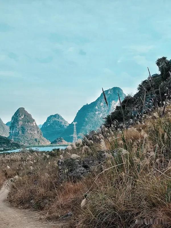 我所见过最美的山水景色，非黄山莫属。诚如徐霞客所言“黄山归来不看岳”，此语着实不
