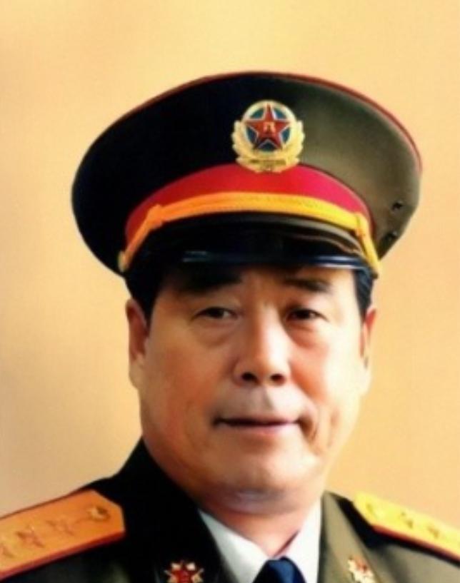 1986年成都军区司令员傅全有来到墨脱边防的军营视察，却看到军营三百多人全都身着