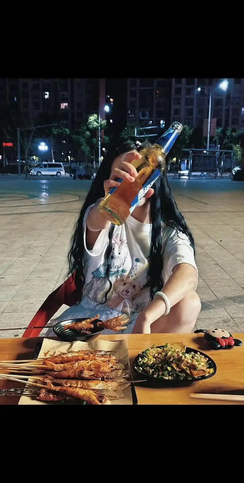 天津，一17岁女孩被人侵犯，第2天割腕没死成，1个月后，她又凌晨喝白酒吃头孢，还
