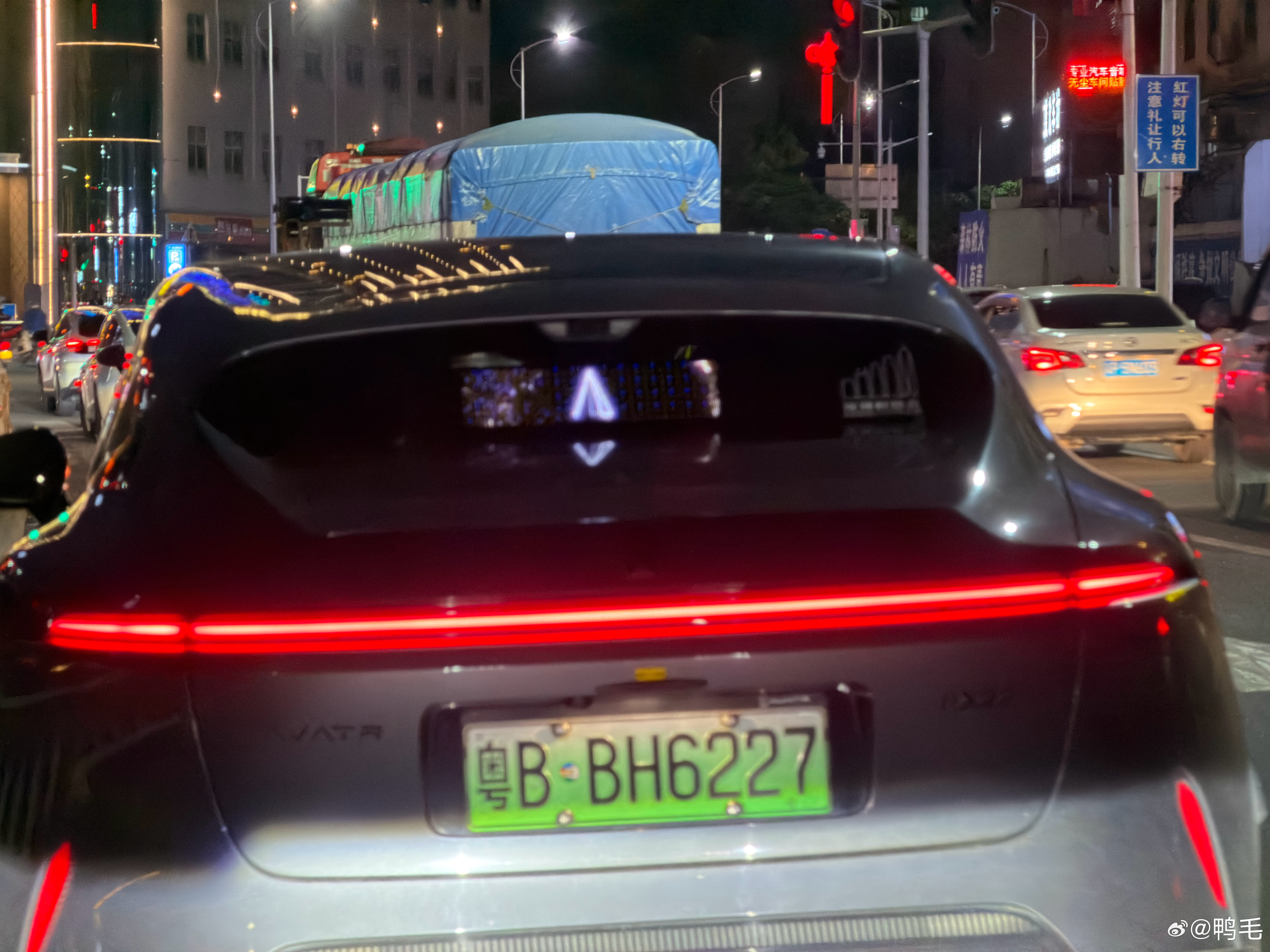 阿维塔11，第三方改装的后窗屏。各位觉得这个效果怎么样？