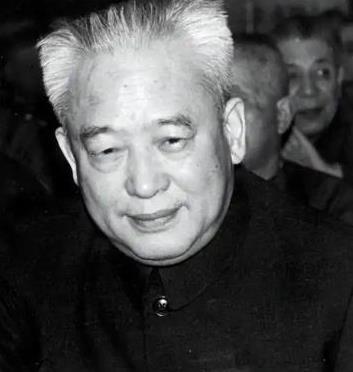 1960年，石油部长余秋里为救大庆油田，请求罗瑞卿派飞机运5吨焊条，却被罗瑞卿怒