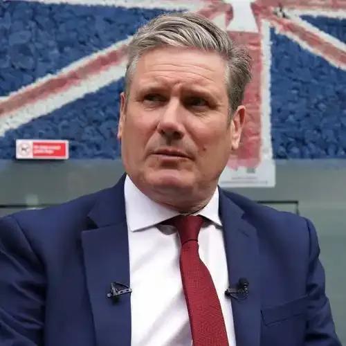 英国首相斯塔默火上浇油，再次援助乌克兰大量武器。据央视新闻，总台记者获悉，当地