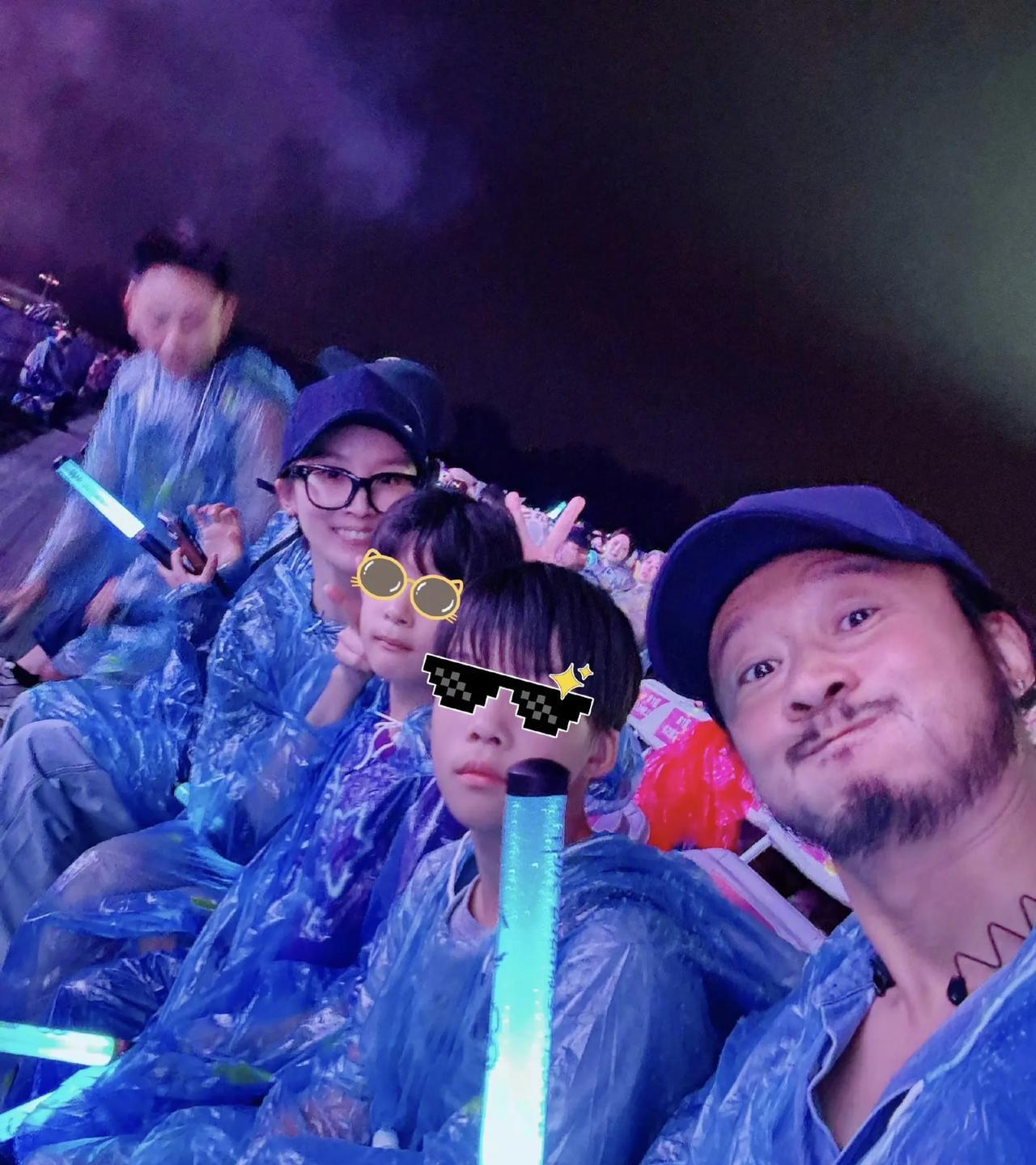 吴京谢楠一家四口现身韩庚演唱会。四人都穿了雨衣，吴京一脸的胡子拉碴，对着镜头搞