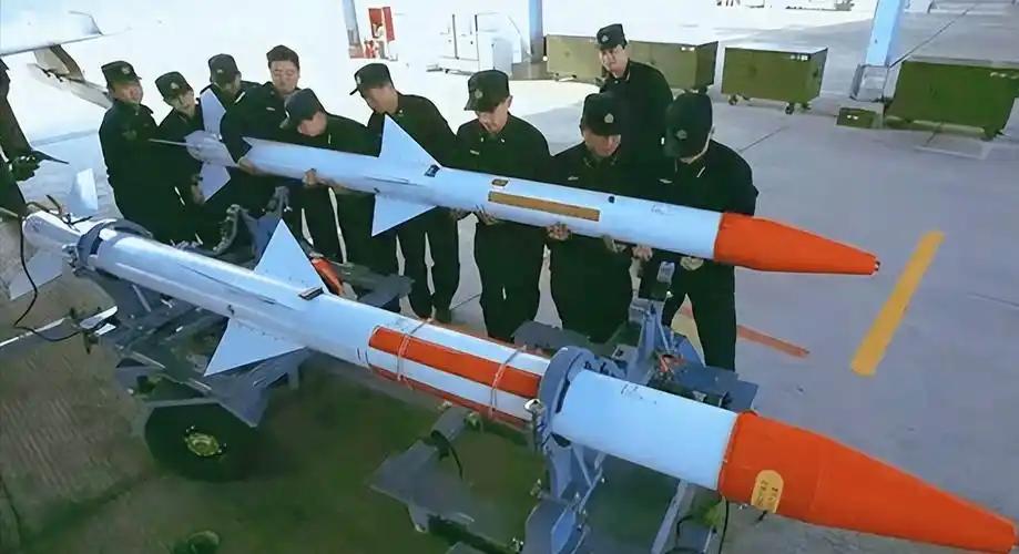 上万枚霹雳‑12空空导弹的去处成了摆在面前问题。这些导弹曾是空军的主力，如今霹雳