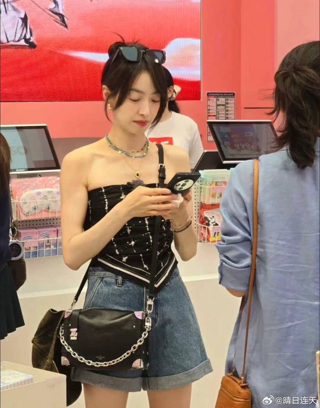 宋茜生图好瘦啊，镜头里刚好的身材，没想到现实这么瘦!