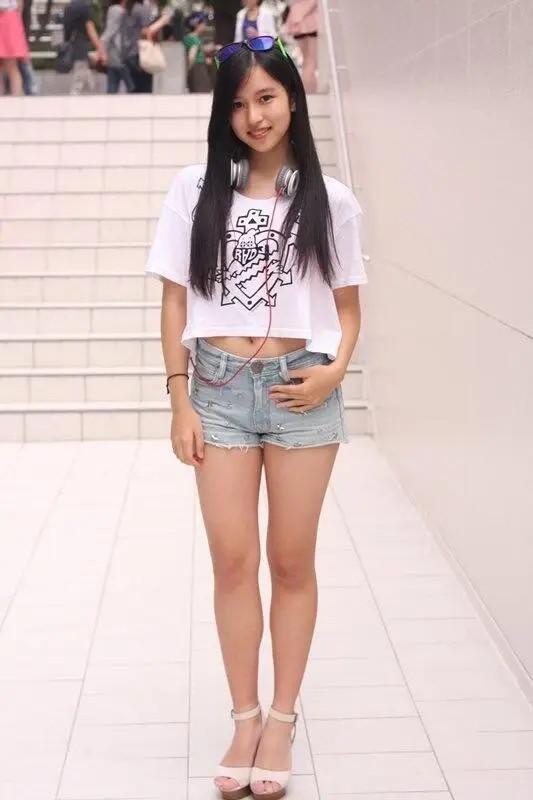 素人时期还未出道，只有16岁的Mina名井南被街拍，此时已经是美貌完成式