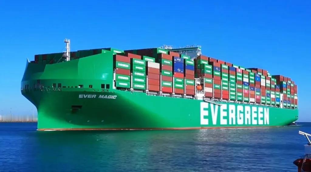 长荣那艘船在大海漂了半个月，回来的时候真是惨，油箱见底，船员一个个跟丢了魂似的。