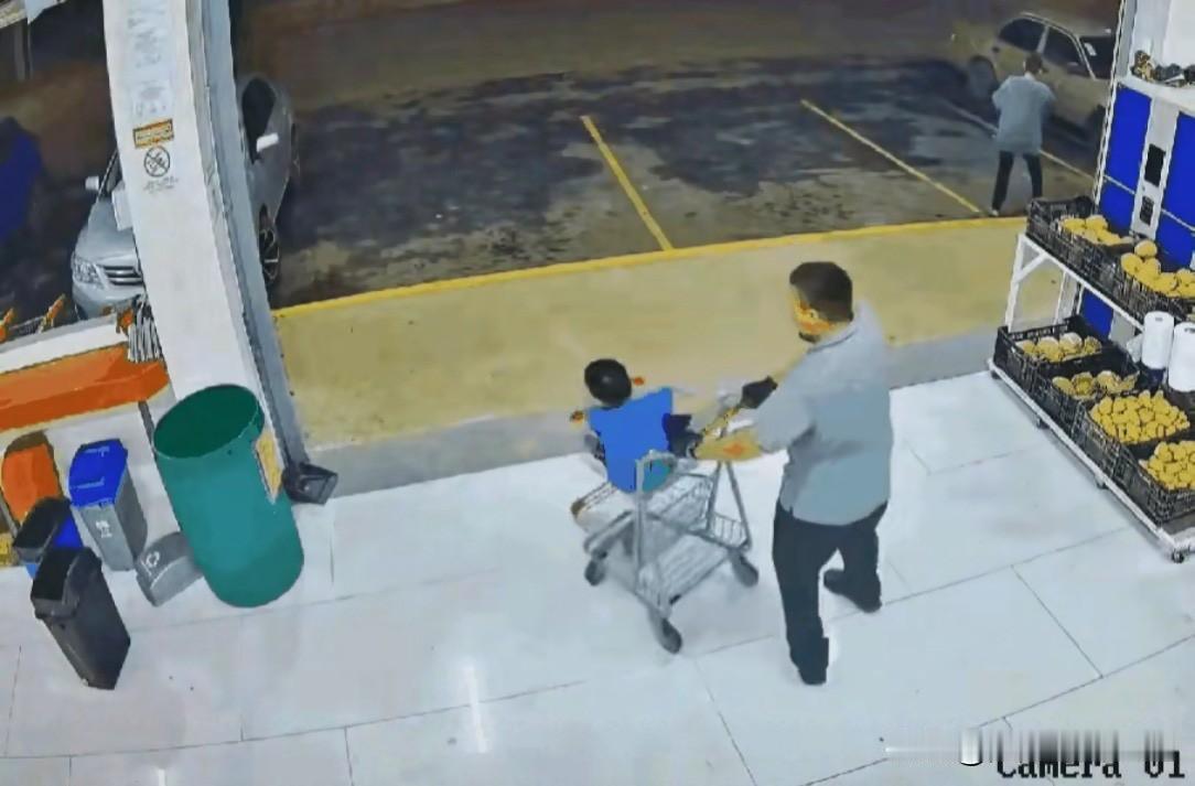 见过哄娃的，没见过这么哄娃的，妥妥的实力坑娃！娃的这个家长，真的是不知道怎么